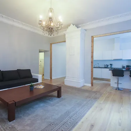 Sunny 3 Bedroom Apartment *